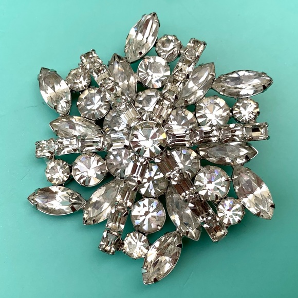 Kramer New York White Rhinestone Silver Tone Snowflake Brooch Pin - Picture 2 of 8